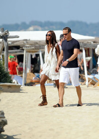 Naomi_Campbell_Bikini_St_Tropez_39.jpg