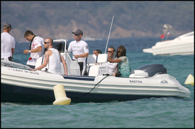 Naomi_Campbell_on_holiday_in_Saint_Tropez_09.jpg