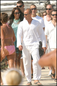 Naomi_Campbell_on_holiday_in_Saint_Tropez_12.jpg
