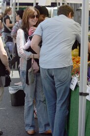 Celebutopia-Alyson_Hannigan_visits_a_Farmer0s_Market_in_LA-02.jpg