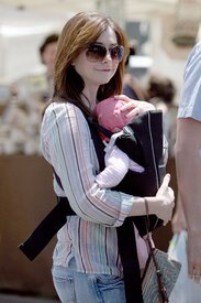 Celebutopia-Alyson_Hannigan_visits_a_Farmer1s_Market_in_LA-06.jpg