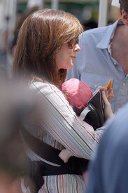 Celebutopia-Alyson_Hannigan_visits_a_Farmer31s_Market_in_LA-11.jpg