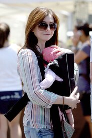 Celebutopia-Alyson_Hannigan_visits_a_Farmer57s_Market_in_LA-05.jpg