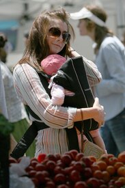 Celebutopia-Alyson_Hannigan_visits_a_Farmer76s_Market_in_LA-08.jpg