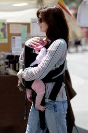 Celebutopia-Alyson_Hannigan_visits_a_Farmer7s_Market_in_LA-12.jpg