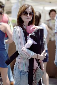 Celebutopia-Alyson_Hannigan_visits_a_Farmer81s_Market_in_LA-04.jpg