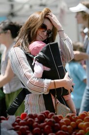 Celebutopia-Alyson_Hannigan_visits_a_Farmer82s_Market_in_LA-07.jpg