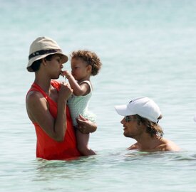 Celebutopia-Halle_Berry_at_the_beach_in_Miami-03.jpg