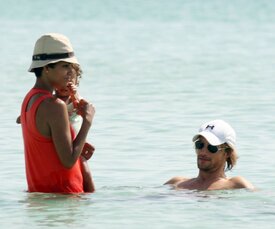 Celebutopia-Halle_Berry_at_the_beach_in_Miami-04.jpg