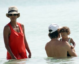 Celebutopia-Halle_Berry_at_the_beach_in_Miami-07.jpg