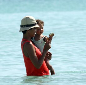 Celebutopia-Halle_Berry_at_the_beach_in_Miami-08.jpg