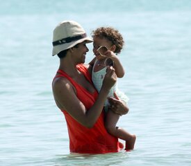 Celebutopia-Halle_Berry_at_the_beach_in_Miami-09.jpg