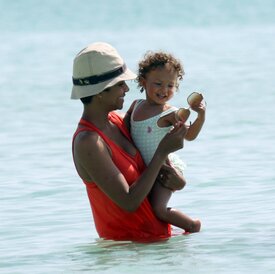 Celebutopia-Halle_Berry_at_the_beach_in_Miami-10.jpg