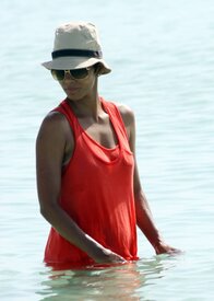 Celebutopia-Halle_Berry_at_the_beach_in_Miami-11.jpg