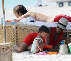 Celebutopia-Halle_Berry_at_the_beach_in_Miami-13.jpg