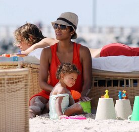 Celebutopia-Halle_Berry_at_the_beach_in_Miami-14.jpg