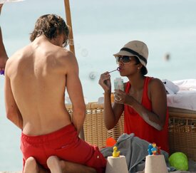 Celebutopia-Halle_Berry_at_the_beach_in_Miami-15.jpg