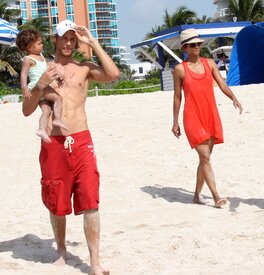 Celebutopia-Halle_Berry_at_the_beach_in_Miami-18.jpg