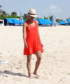 Celebutopia-Halle_Berry_at_the_beach_in_Miami-19.jpg