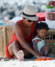 Celebutopia-Halle_Berry_at_the_beach_in_Miami-22.jpg