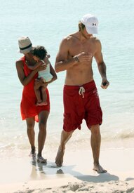 Celebutopia-Halle_Berry_at_the_beach_in_Miami-23.jpg