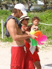 Celebutopia-Halle_Berry_at_the_beach_in_Miami-24.jpg