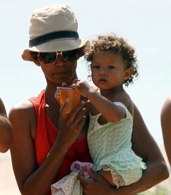 Celebutopia-Halle_Berry_at_the_beach_in_Miami-25.jpg