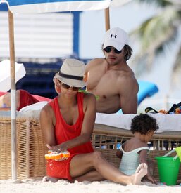 Celebutopia-Halle_Berry_at_the_beach_in_Miami-28.jpg