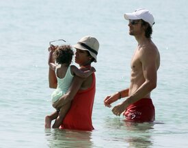 Celebutopia-Halle_Berry_at_the_beach_in_Miami-29.jpg