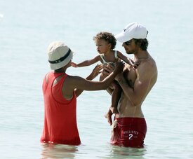 Celebutopia-Halle_Berry_at_the_beach_in_Miami-30.jpg