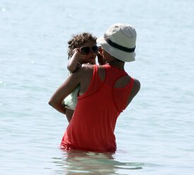 Celebutopia-Halle_Berry_at_the_beach_in_Miami-31.jpg