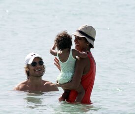 Celebutopia-Halle_Berry_at_the_beach_in_Miami-32.jpg