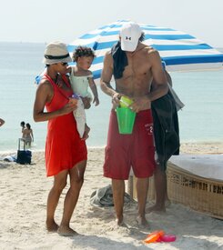 Celebutopia-Halle_Berry_at_the_beach_in_Miami-34.jpg