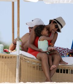 Celebutopia-Halle_Berry_at_the_beach_in_Miami-35.jpg