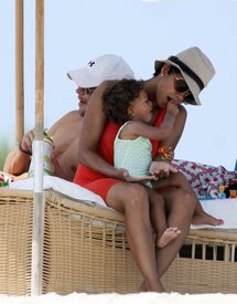 Celebutopia-Halle_Berry_at_the_beach_in_Miami-36.jpg