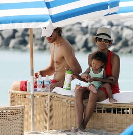 Celebutopia-Halle_Berry_at_the_beach_in_Miami-39.jpg