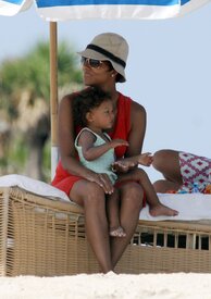 Celebutopia-Halle_Berry_at_the_beach_in_Miami-40.jpg