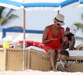 Celebutopia-Halle_Berry_at_the_beach_in_Miami-42.jpg