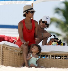 Celebutopia-Halle_Berry_at_the_beach_in_Miami-44.jpg