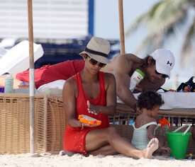 Celebutopia-Halle_Berry_at_the_beach_in_Miami-45.jpg