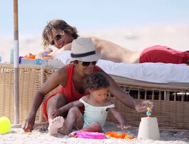 Celebutopia-Halle_Berry_at_the_beach_in_Miami-46.jpg