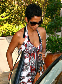 Preppie_-_Halle_Berry_at_a_hotel_in_Beverly_Hills_-_July_27_2009_465.jpg