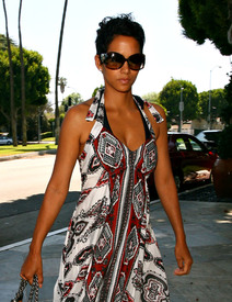 Preppie_-_Halle_Berry_at_a_hotel_in_Beverly_Hills_-_July_27_2009_715.jpg
