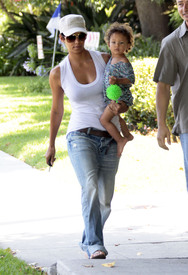 Preppie_-_Halle_Berry_visits_a_friends_house_in_the_valley_-_July_29_2009_0184.jpg