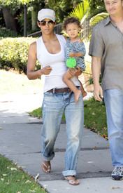 Preppie_-_Halle_Berry_visits_a_friends_house_in_the_valley_-_July_29_2009_0260.jpg