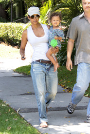 Preppie_-_Halle_Berry_visits_a_friends_house_in_the_valley_-_July_29_2009_1270.jpg