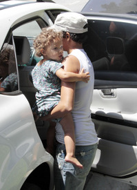 Preppie_-_Halle_Berry_visits_a_friends_house_in_the_valley_-_July_29_2009_1285.jpg