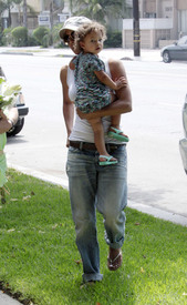 Preppie_-_Halle_Berry_visits_a_friends_house_in_the_valley_-_July_29_2009_186.jpg