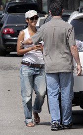 Preppie_-_Halle_Berry_visits_a_friends_house_in_the_valley_-_July_29_2009_223.jpg