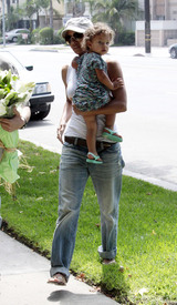 Preppie_-_Halle_Berry_visits_a_friends_house_in_the_valley_-_July_29_2009_4103.jpg